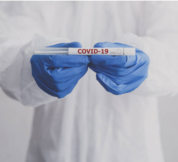 pessoa com roupa especial, luvas e paramentado segurando uma ampola com sangue escrito covid-19