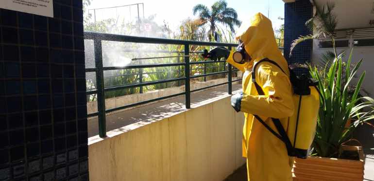 pessoa realizado descontamina��o em local p?blico