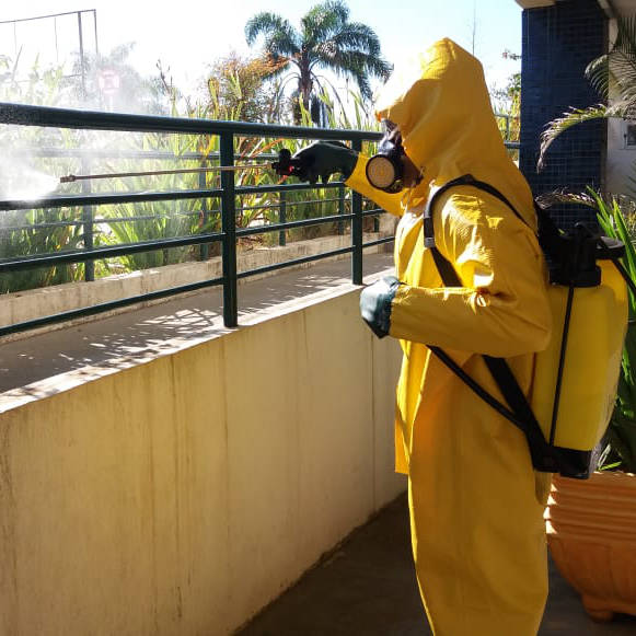 pessoa com roupa especial fazendo higieniza??o de espa?os p?blicos.
