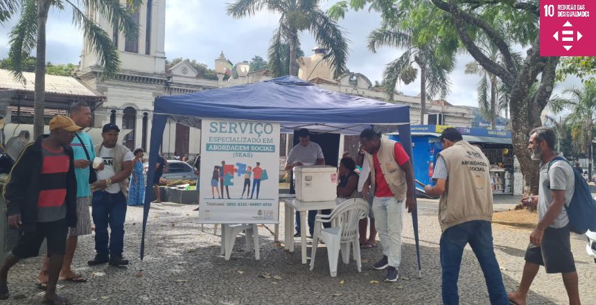 Portal de Notcias PJF | Servio Especializado de Abordagem Social orienta populao em situao de rua na Praa da Estao | SAS - 8/5/2024