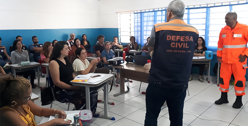 Portal de Notcias PJF | ​Projeto Defesa Civil nas Escolas capacita professores da Rede Municipal | DEFESA CIVIL - 9/5/2023