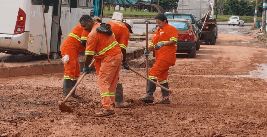 Portal de Not&iacute;cias PJF | Demlurb refor�a for�a-tarefa de limpeza em 22 bairros da cidade nesta sexta-feira (13/03) - DEMLURB | 13/3/2026
