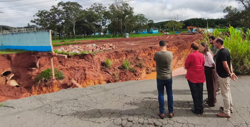 Portal de Not�cias PJF | Prefeita vistoria obras de macrodrenagem e reconstru��o vi�ria em diferentes regi�es da cidade - PREFEITA | 24/3/2026