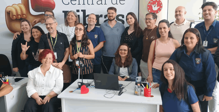 Portal de Not&iacute;cias PJF | Central de Libras completa um ano com mais de 450 atendimentos e refor�a pol�tica de inclus�o em Juiz de Fora - SEDH | 24/4/2026