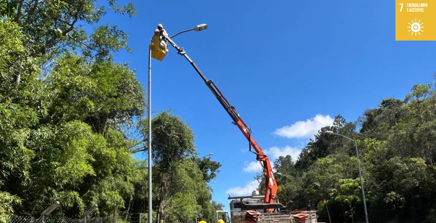 Portal de Notcias PJF | Brilha, UFJF! PJF inicia implantao de luminrias LED no Anel Virio da UFJF | EMPAV - 21/11/2024