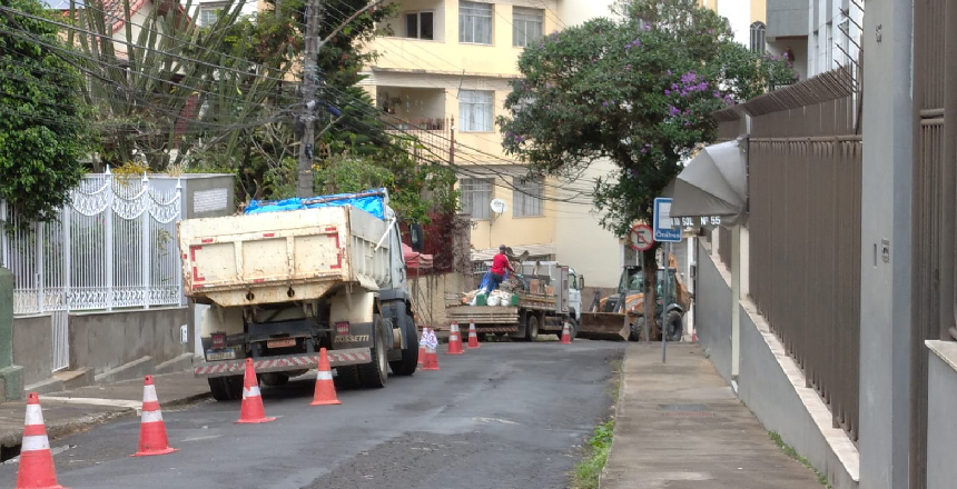Portal de Notícias PJF | Remodelação de rede de água na Rua Guaçuí é iniciada nesta segunda-feira, 29 - CESAMA | 29/5/2023