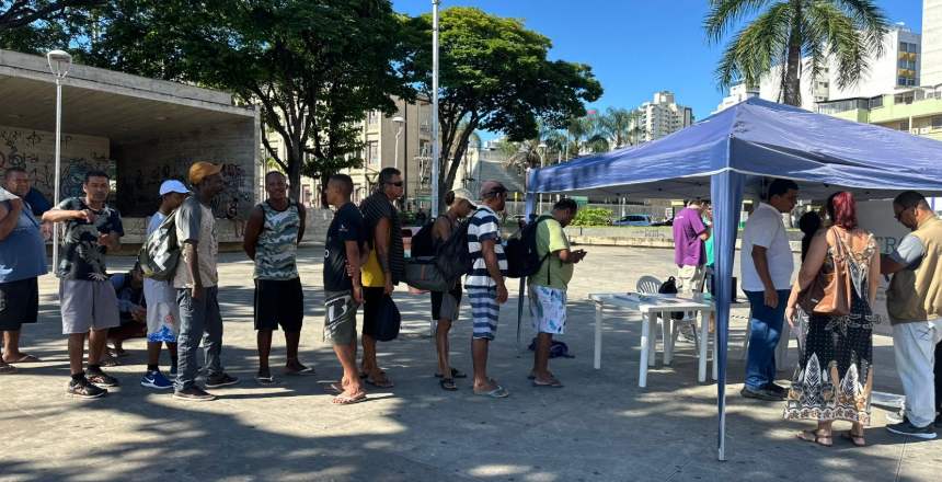 Portal de Not&iacute;cias PJF | A��o integrada realiza atendimentos � popula��o em situa��o de rua na Pra�a Tarc�sio Delgado - SAS | 16/3/2026