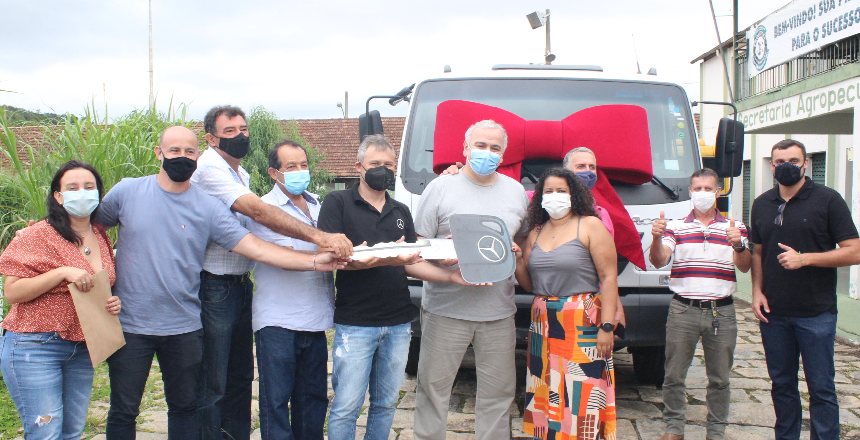 Portal de Notcias PJF | PJF entrega caminho tanque  Associao dos Produtores de Leite de Pirapetinga | SEAPA - 23/12/2021